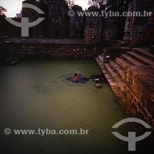  Subject: Men bathing / Place: India - Asia / Date: 04/2007 