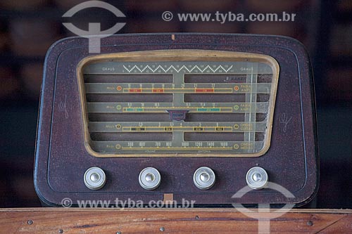  Subject: Antique Radio with functioning the valve / Place: Quixada city - Ceara state (CE) - Brazil / Date: 11/2012 