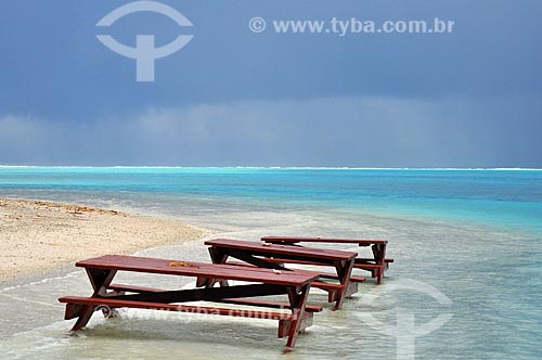  Subject: Picnicking seat on the banks of the beach / Place: Huahine Island - French Polynesia - Oceania / Date: 10/2012 