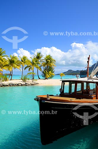  Subject: Boat berthed on beach / Place: Bora Bora Island - French Polynesia - Oceania / Date: 10/2012 