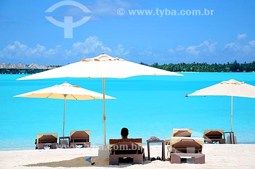  Subject: Man sitting at the beach / Place: Bora Bora Island - French Polynesia - Oceania / Date: 10/2012 