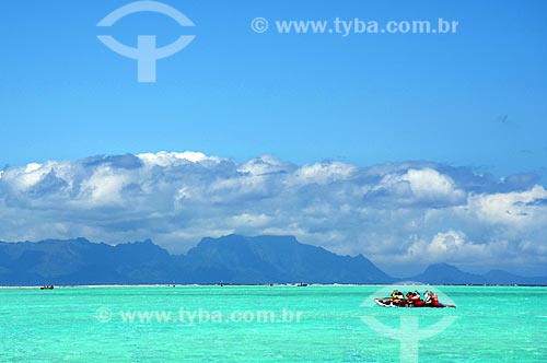  Subject: Men in a kayak with Otemanu Mountain in the background / Place: Bora Bora Island - French Polynesia - Oceania / Date: 10/2012 
