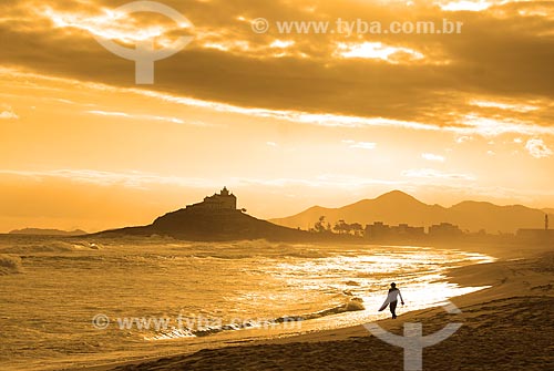  Subject: Surfer on the Itauna beach with the Nossa Senhora de Nazareth Church in the background / Place: Itauna neighborhood - Saquarema city - Rio de Janeiro state (RJ) - Brazil / Date: 06/2009 