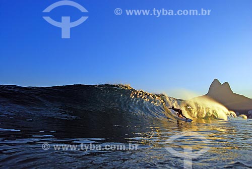  Subject: Surfer on Ipanema Beach with Dois Irmãos Mountain (Two Brothers Mountain) in the background / Place: Ipanema neighborhood - Rio de Janeiro city - Rio de Janeiro state (RJ) - Brazil / Date: 05/2008 