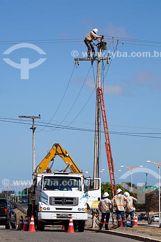  Subject: Workers of COELCE (Energetic Company of Ceara) by doing maintenance of the electric grid in avenue Senador Carlos Jereissati / Place: Fortaleza city - Ceara state (CE) - Brazil / Date: 11/2012 