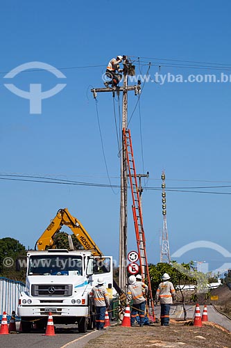  Subject: Workers of COELCE (Energetic Company of Ceara) by doing maintenance of the electric grid in avenue Senador Carlos Jereissati / Place: Fortaleza city - Ceara state (CE) - Brazil / Date: 11/2012 