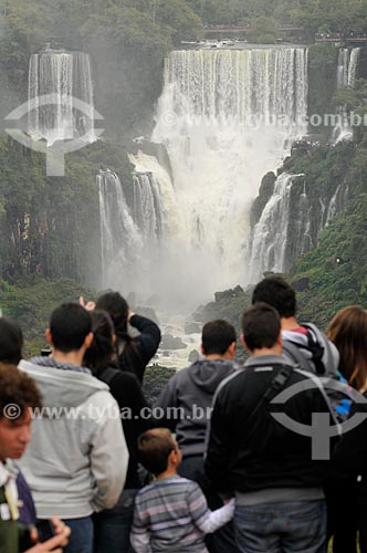 Subject: Tourist on Iguassu National Park with Iguassu waterfalls in the background / Place: Foz do Iguacu city - Parana state (PR) - Brazil / Date: 07/2012 
