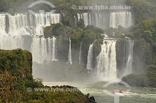  Subject: Inflatable boat on Iguassu River with Iguassu waterfalls in the background / Place: Foz do Iguacu city - Parana state (PR) - Brazil / Date: 07/2012 