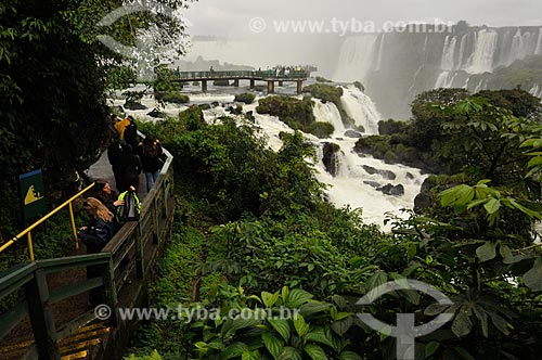  Subject: Tourists in mirante of Iguassu waterfalls on Iguassu National Park / Place: Foz do Iguacu city - Parana state (PR) - Brazil / Date: 07/2012 