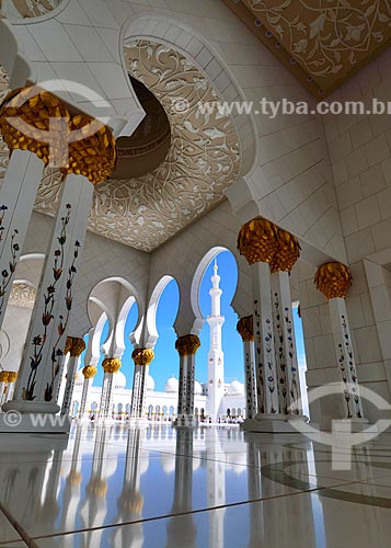  Subject: Reflection of the sky in the marble on Abu Dhabi Grand Mosque - Sheik Zayed Bin Sultan Al Nathyan Mosque - the founder of the United Arab Emirates / Place: Abu Dhabi - United Arab Emirates - Asia / Date: 03/2012 