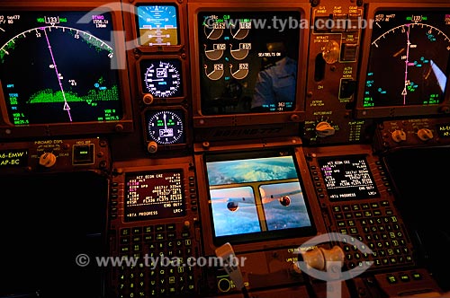  Subject: Flight deck of Boing B777 / Place: Near to Brasov city - Romania - Europe / Date: 10/2011 