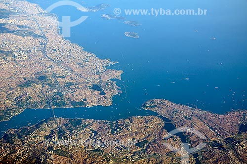  Subject: Aerial view of Bosphorus Strait - connects the Black Sea to the Marmara Sea and marks the boundary of the Asian and European continents in Turkey / Place: Turkey - Europe - Asia / Date: 06/2012 