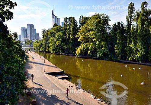  Subject: People in the bicycle path on the banks of the River Main / Place: Frankfurt city - Germany - Europe / Date: 08/2012 