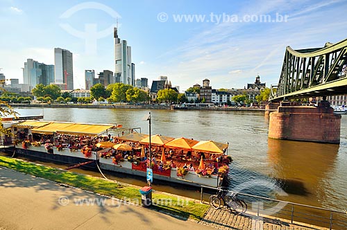  Subject: Boat with tourists on the River Main and the Iron Bridge (Eiserner Steg) to the right / Place: Frankfurt city - Germany - Europe / Date: 08/2012 