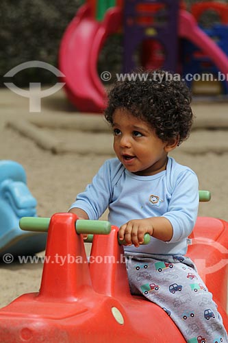  Subject: Child (Bento mattos Viana-released) playing in the playground of the Botanical Garden / Place: Jardim Botanico neighborhood - Rio de Janeiro city - Rio de Janeiro state (RJ) - Brazil / Date: 11/2012 