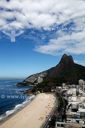  Subject: Leblon beach with Two Brothers Mountain (Morro dois irmãos) and Vidigal slum in the background / Place: Leblon neighborhood - Rio de Janeiro city - Rio de Janeiro state (RJ) - Brazil / Date: 03/2012 