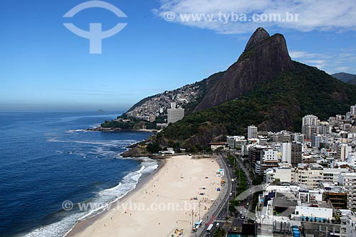  Subject: Leblon beach with Two Brothers Mountain (Morro dois irmãos) and Vidigal slum in the background / Place: Leblon neighborhood - Rio de Janeiro city - Rio de Janeiro state (RJ) - Brazil / Date: 03/2012 