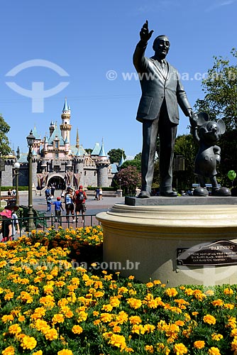  Subject: Statues of Walter Elias Disney and Mickey Mouse / Place: Anaheim city - California state - United States of America - USA / Date: 09/2012 
