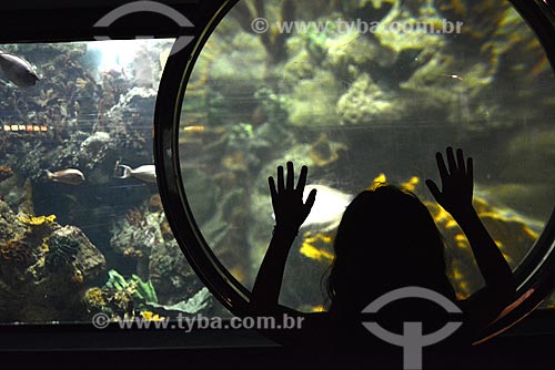  Subject: Girl observing aquarium at Sea World / Place: San Diego city - California state - United States of America - USA / Date: 09/2012 