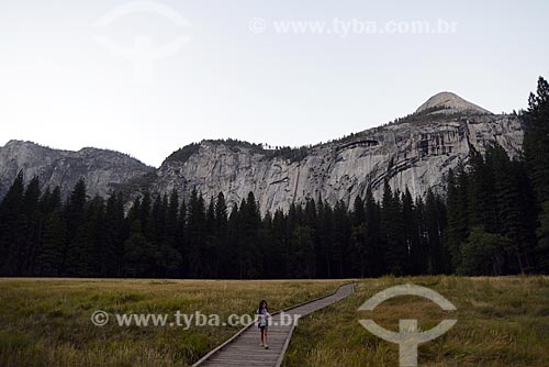  Subject: Girl on path in the Yosemite National Park / Place: California state - United States of America - USA / Date: 09/2012 
