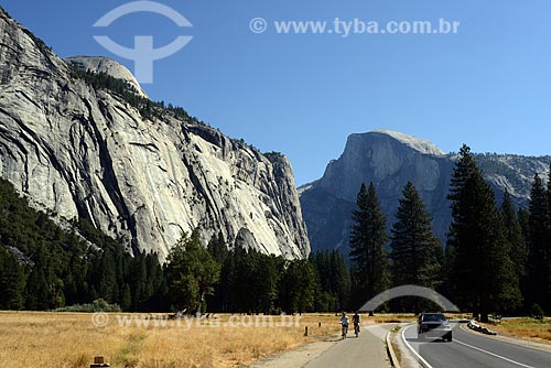  Subject: View road with the mountain Half Dome in the background, in Yosemite National Park / Place: California state - United States of America - USA / Date: 09/2012 