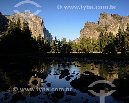  Subject: View of Yosemite National Park in North of California with granite monolith El Capitan with approximately 910 meters of height in the background / Place: California - United States of America - USA / Date: 09/2012 
