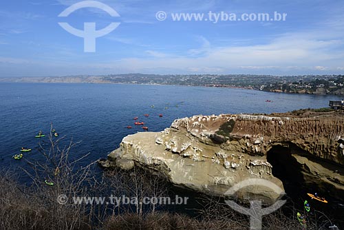  Subject: Tourists with kayaks in La Jolla Cave / Place: San Diego city - California state - United States of America - USA / Date: 09/2012 