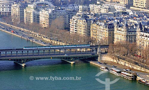  Subject: Subway passing the Pont de Bir-Hakeim (Bir-Hakeim Bridge) (1905) / Place: Paris - France - Europe / Date: 02/2012 