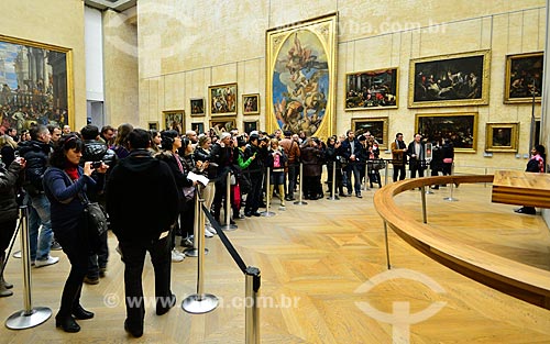 Subject: Visitors at the Louvre Museum - in front of the Mona Lisa (1503) Leonardo da Vinci / Place: Paris - France - Europe / Date: 02/2012 