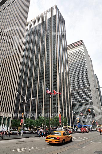  Subject: Traffic at 6th Avenue with buildings in the background / Place: Manhattan - New York - United States of America - North America / Date: 08/2010 