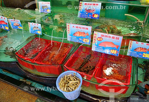  Subject: Typical Chinese restaurant - aquariums remain fish alive so they can be eaten fresh / Place: Xiguan District - Guangzhou - China - Asia / Date: 08/2010 