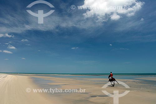  Subject: Man riding a horse in Jericoacoara beach / Place: Jijoca de Jericoacoara city - Ceara state (CE) - Brazil / Date: 09/2012 