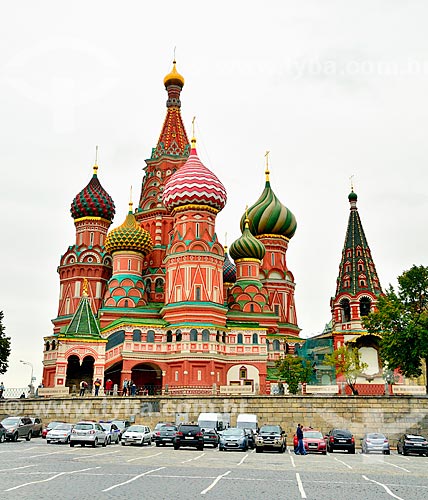  Subject: Parked cars with Cathedral of Sao Basilio in the background / Place: Moscow city - Russia - Europe / Date: 09/2010 
