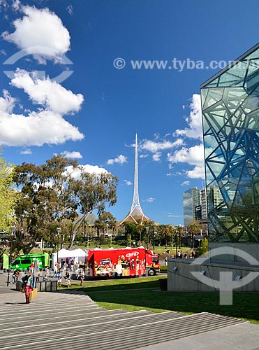  Subject: Federation Square with tower of The Arts Centre - complex of theatres and concert halls - in the background / Place: Melbourne city - Austrália - Oceania / Date: 10/2010 