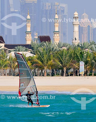 Subject: Windsurf in Jumeirah Beach with minarets in the background / Place: Jumeirah neighborhood - Dubai city - United Arab Emirates - Asia / Date: 02/2011 
