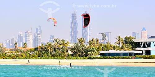 Subject: Kitesurf in Jumeirah Beach with buildings in the background / Place: Jumeirah neighborhood - Dubai city - United Arab Emirates - Asia / Date: 02/2011 