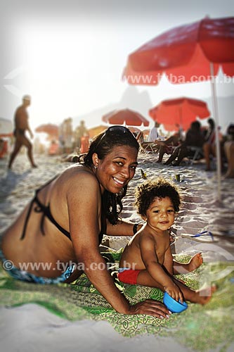  Subject: Mother and son on Ipanema Beach - Bento Mattos Viana and Yagnes Lima Mattos (Released 100 and 101) / Place: Ipanema neighborhood - Rio de Janeiro city - Rio de Janeiro state (RJ) - Brazil / Date: 12/2012 