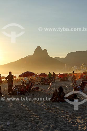  Subject: People on the edge of Ipanema Beach with Two Brothers Mountain in the background / Place: Ipanema neighborhood - Rio de Janeiro city - Rio de Janeiro state (RJ) - Brazil / Date: 12/2012 