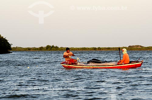  Subject: Fishermen im Preguicas river in the village of Atins / Place: Barreirinhas city - Maranhao state (MA) - Brazil / Date: 10/2012 