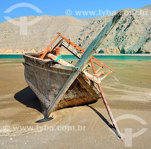  Subject: Boat stranded at Qadah Beach / Place: Qadah District - Musandam city - Oman - Asia / Date: 02/2011 