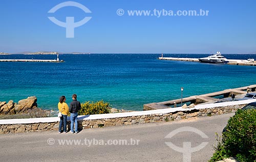  Subject: Couple in front of the entrance to the Mykonos Port / Place: Mykonos Island - Greece - Europe / Date: 04/2011 