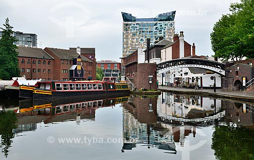  Subject: Boat in a channel / Place: Birmingham city - United Kingdom - Europe / Date: 07/2011 