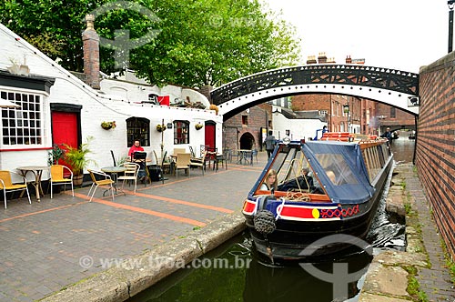  Subject: channel boats - also known as Home Boats - boats used as permanent or temporary housing, much used on trips through the channels of England / Place: Birmingham city - United Kingdom - Europe / Date: 07/2011 