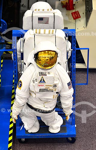  Subject: EVA suit in the Space Vehicle Mockup Facility in Lyndon B. Johnson Space Center - Building 9 / Place: Houston city - Texas state - United States of America - North America / Date: 09/2011 
