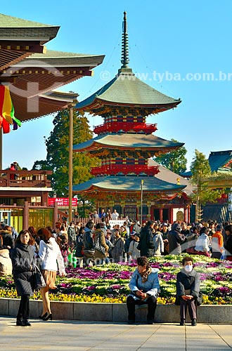  Subject: Visitors at the Three-storied Pagoda in Temple Shinshogi / Place: Narita city - Chiba province - Japan - Asia / Date: 01/2012 