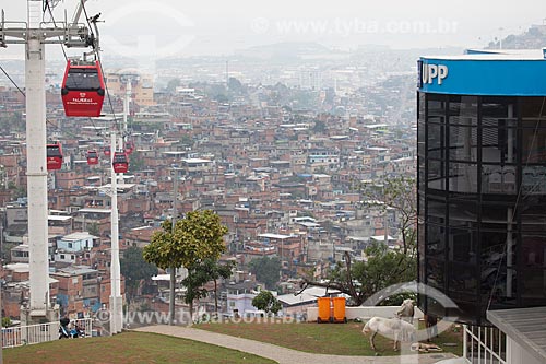  Subject: Alemao Cable Car - operated by SuperVia - with the Complexo do Alemao in the background and part of the building of Pacification Police Unit (UPP) Fazendinha to the right / Place: Rio de Janeiro city - Rio de Janeiro state (RJ) - Brazil / D 