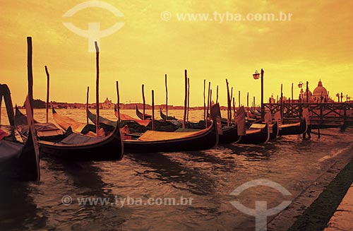 Subject: Gondolas anchored at the pier in the lagoon of Venice / Place: Venice - Italy - Europe / Date: 09/2002 