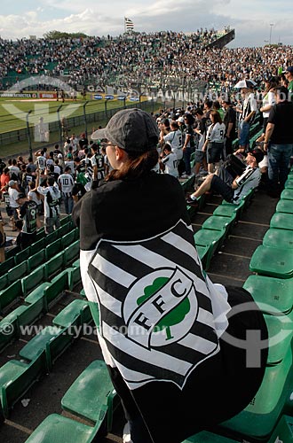  Subject: Figueirense Football Club supporter wrapped in the flag during partidade between Figueirense x Bahia - Brazilian Championship 2011 / Place: Florianopolis city - Santa Catarina state (SC) - Brazil / Date: 10/2011 