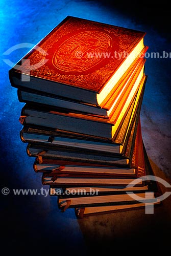  Subject: Old books stacked on a table / Place: Rio de Janeiro city - Rio de Janeiro state (RJ) - Brazil / Date: 07/2007 