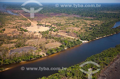  Aerial view of the Tuatuari village - Yawalapiti tribe - with the Tuatuari River  - Gaucha do Norte city - Mato Grosso state (MT) - Brazil